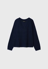 Pull en maille bleu marine avec manches longues et encolure en V, présenté sur un fond gris clair uni.