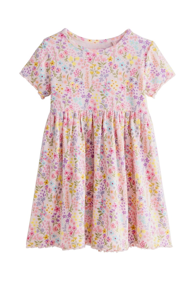 Robe à manches courtes rose clair avec un motif floral comprenant des accents violets, jaunes et verts ; taille froncée et ourlet festonné.