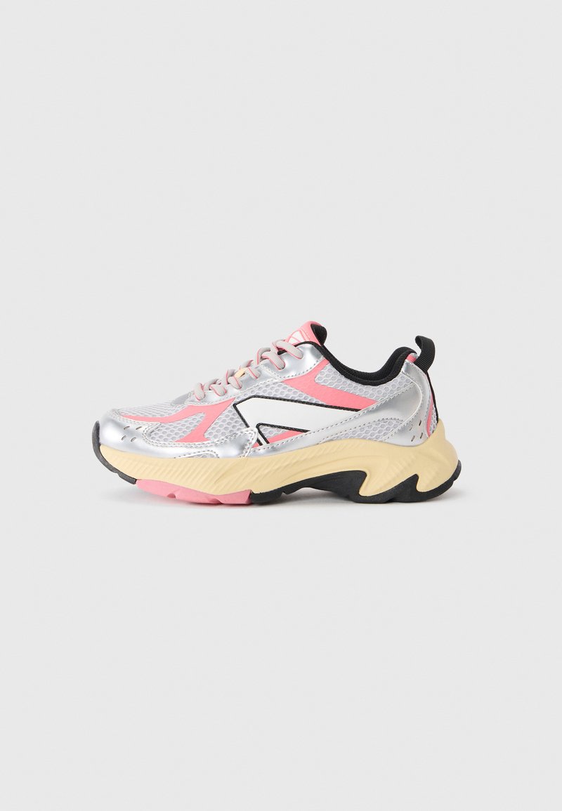 Silberner Laufschuh mit einem Obermaterial aus Mesh, rosa Akzenten und einer schwarzen Ferse. Verfügt über eine strukturierte Sohle mit kontrastierenden gelben und rosa Details.