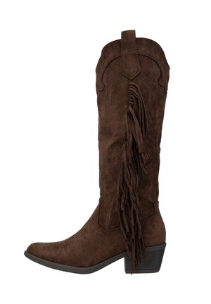 Stivale da cowboy in camoscio marrone con punta appuntita, dettaglio con frange sul retro e cuciture decorative sulla tomaia. Tacco a blocco.