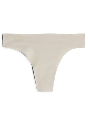 Tanga beige sin costuras hecho de material suave, con un diseño minimalista, laterales altos y una textura suave.