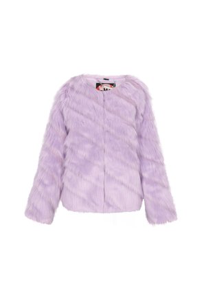 Lavenderfarbene Kunstfelljacke mit rundem Ausschnitt, langen Ärmeln und Frontverschluss. Mit diagonalen Fellmustern strukturiert. Weich und leicht.