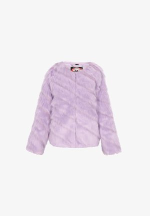 Lila műszőrme dzseki kerek nyakkal, hosszú ujjakkal és elöl záródással. Átlós szőrme mintázattal textúrázva. Puha és könnyű.