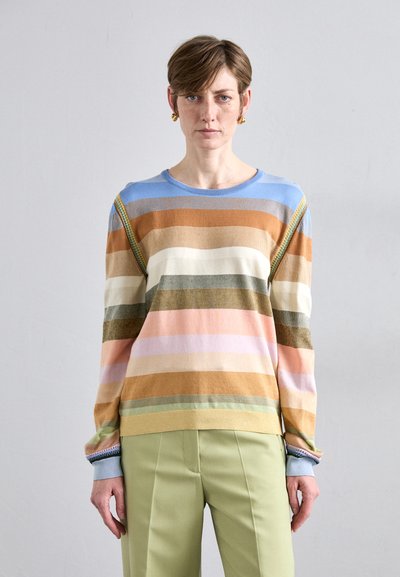 Multifarvet stribet sweater med rund hals og lange ærmer, lavet af blødt stof. Unikke mønstre inkluderer varierende bredder og teksturer.