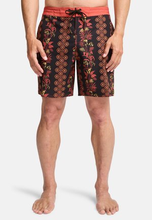 Czarne kąpielówki z intensywnymi czerwonymi i złotymi wzorami kwiatowymi oraz geometrycznymi, wyposażone w elastyczny pas i sznurek do regulacji.