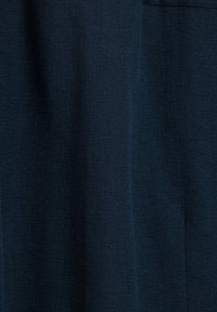 Donkerblauwe stof met een gestructureerd, geweven oppervlak, dat een lichte glans heeft. Het materiaal lijkt zacht en dik, geschikt voor kleding.