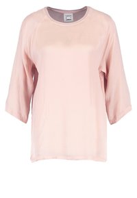 Vaaleanpunainen, lyhythihainen paita, jossa on pyöreä pääntie ja se on valmistettu sileästä kankaasta. Ominaisuuksina yksinkertainen muotoilu ja raglan-tyyliset hihat.