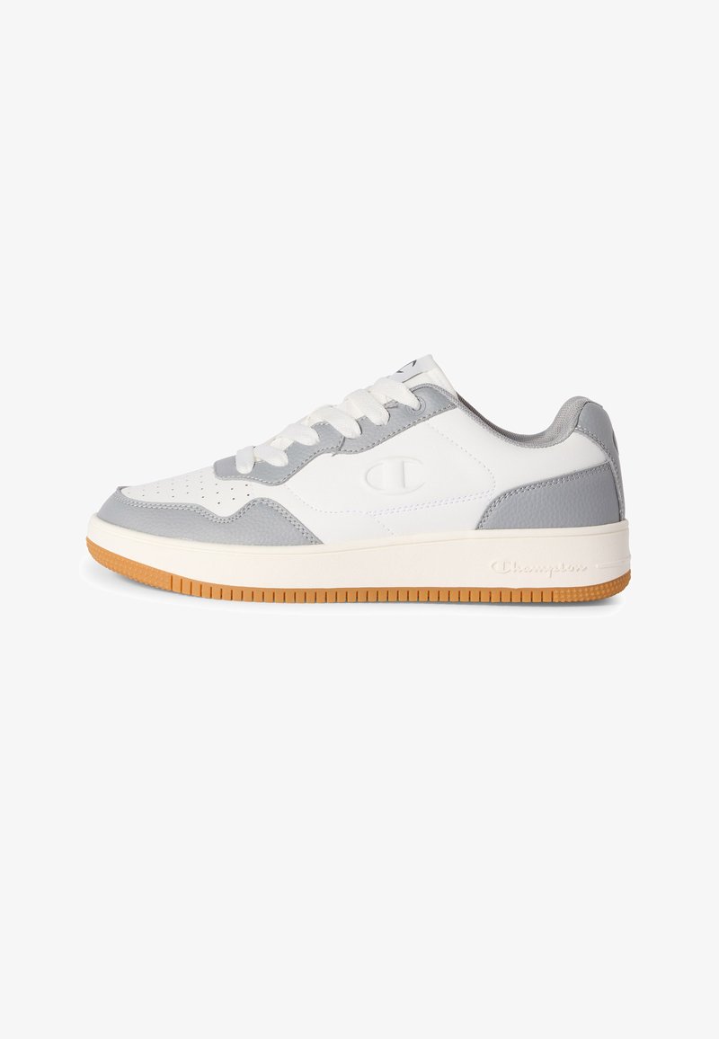 Λευκό και γκρι χαμηλό sneaker με λαστιχένια σόλα, κλείσιμο με κορδόνια και ανάγλυφο λογότυπο Champion στο πλάι και στη σόλα.