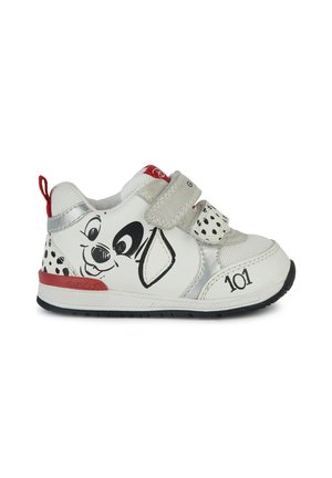 Sneaker bianco per bambini con dettagli argentati e un design della faccia di un dalmata nera. Presenta due cinturini in velcro per la chiusura e una suola nera resistente.