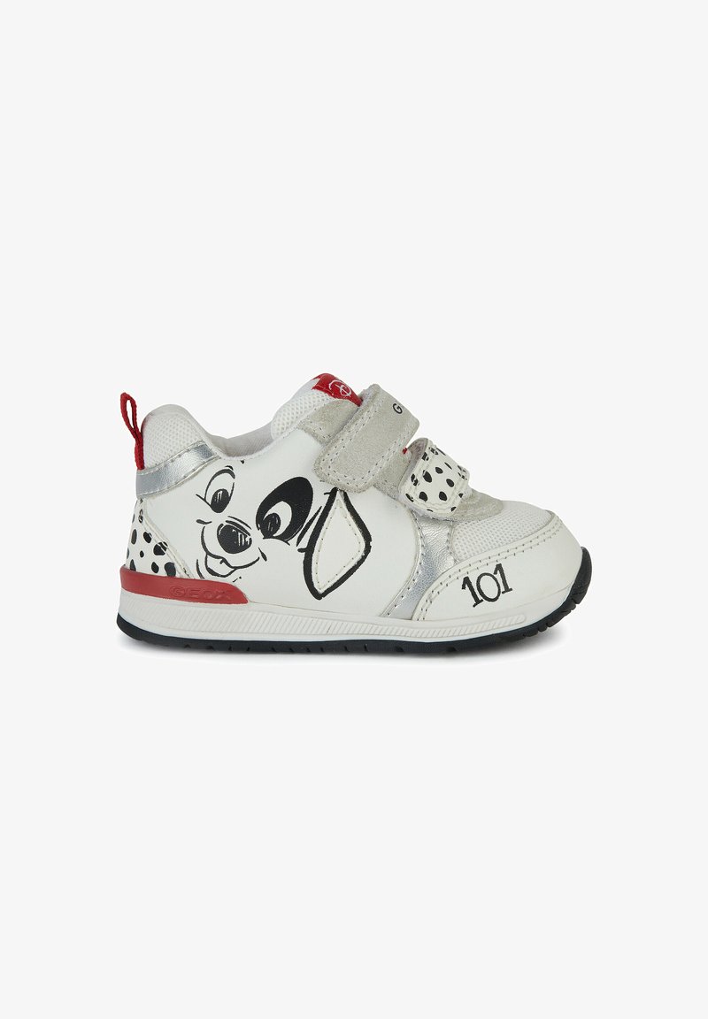 Sneaker bianco per bambini con dettagli argentati e un design della faccia di un dalmata nera. Presenta due cinturini in velcro per la chiusura e una suola nera resistente.