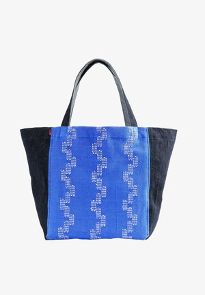 Bolsa de tela con laterales y asas negras, panel frontal azul con tres filas verticales de patrones geométricos de costura en blanco.