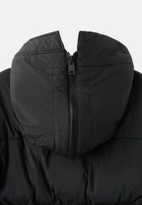 Chaqueta negra acolchada con una gran capucha amplia que presenta un cierre frontal central con cremallera que se extiende hasta el cuello.
