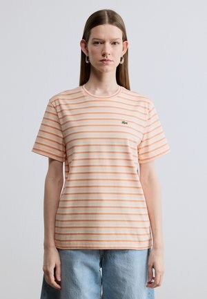 T-shirt a maniche corte a righe arancioni e bianche in cotone, con scollo rotondo e piccolo logo verde sul petto.