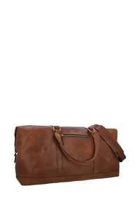 Hnedá kožená cestovná taška s dvoma rukoväťami, nastaviteľným ramenným popruhom a predným vreckom na zips. Hladká textúra a pevná konštrukcia.