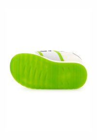 Schoenenondergrond van groen rubber met een gestructureerde grip; witte bovenkant met gaas en grijze accenten; voorzien van groene en grijze strepen voor extra design.