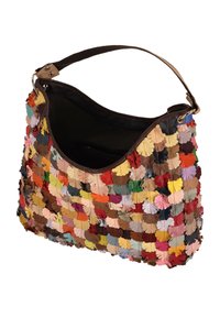 Læderhåndtaske med et patchwork-design i flere farver med blomster. Har en brun skulderrem og et rummeligt indre.