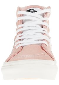 Vysoké tenisky z růžového semiše s bílými šňůrkami a prošíváním, na jazyku s černým logem a bílou gumovou podrážkou.