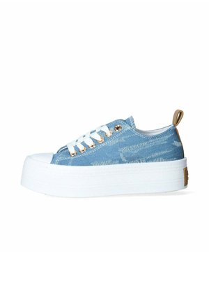 Sneaker di jeans azzurro chiaro con suola piatta bianca, occhielli dorati e una linguetta sul retro per un facile indossamento. Presenta sottili dettagli di texture e cuciture.