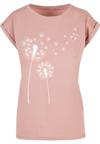 Rosa bomulls-t-skjorte med korte oppbrettede ermer og hvitt design av løvetanntrykk, med fluffy frøhoder og stilker.