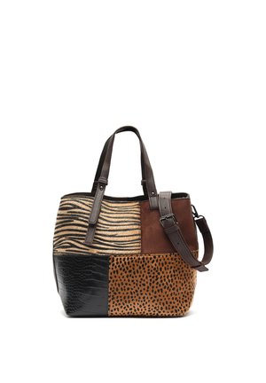 Bolso tote de patchwork con texturas de cebra, leopardo, cocodrilo y ante marrón, con dos asas y una correa de hombro ajustable.
