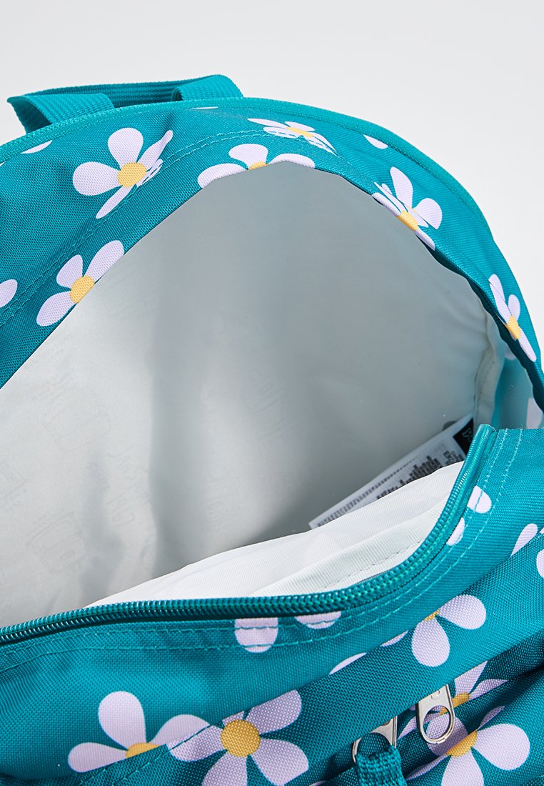 Bolso verde azulado con margaritas blancas, cierre de cremallera y interior claro. Incluye características como tela resistente, dos asas y una etiqueta en el interior.