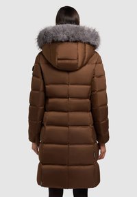 Rjava puhasta bunda s kapuco, ki ima snemljiv siv umetni krzneni rob, quiltano obliko in stranske žepke z zadrgo. Gladek otip.