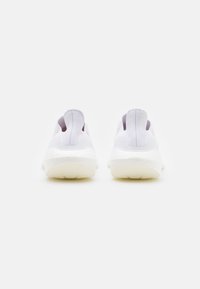 adidas Performance ULTRABOOST 22 biały
