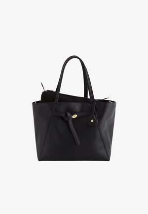 Bolsa tote de cuero negro con superficie texturizada, asas dobles y detalle decorativo de lazo. Cuenta con un acento de hardware en tono dorado y un interior con cremallera.