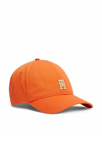 Cappellino da baseball arancione con logo ricamato blu chiaro. Presenta una visiera curva e un tessuto testurizzato. Chiusura regolabile sul retro per una vestibilità ottimale.