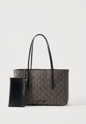 Borsa tote marrone con motivo geometrico nero, manici in pelle nera e pochette in pelle nera con cerniera collegata.