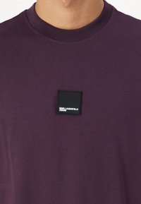 Karl Lagerfeld Jeans CURVED HEM - Pamata T-krekls - plum perfect