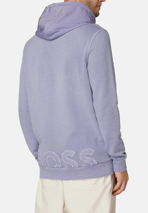 Felpa con cappuccio in lavanda chiaro, realizzata in tessuto morbido, con logo "BOSS" ricamato in bianco all'orlo, vestibilità comoda.