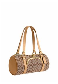 Sac à main cylindrique marron à motifs, avec des anses en cuir fauve, des ferrures dorées et une petite poche avant avec rabat à fermoir.