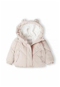 Pufīgs gaiši rozā mētelis ar kapuci, kura ausīs ir lāča motīvs, ar mīkstu polāra auduma oderi, divām pogu kabatām un elastīgām piedurknēm.