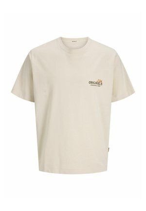 Hellbeige Baumwoll-T-Shirt mit kurzen Ärmeln, rundem Halsausschnitt und einem bedruckten Logo auf der Brust, das "ORIGINALS ESTABLISHED IN 1900" liest.