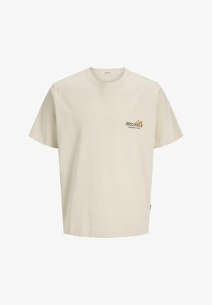 Hellbeige Baumwoll-T-Shirt mit kurzen Ärmeln, rundem Halsausschnitt und einem bedruckten Logo auf der Brust, das "ORIGINALS ESTABLISHED IN 1900" liest.