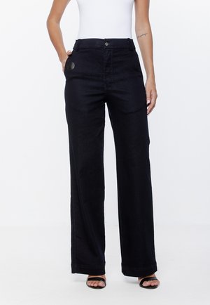 - Jeansy Bootcut