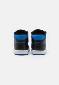 Črne usnjene visoke superge z modrimi poudarki in belimi midsole, ki imajo teksturiran zadnji panel in kontrastne šive.