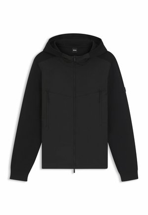 Zwarte rits-hoodie gemaakt van zacht materiaal, met een capuchon, twee ritszakken op de borst en geribbelde manchetten, met een strakke, minimalistische uitstraling.