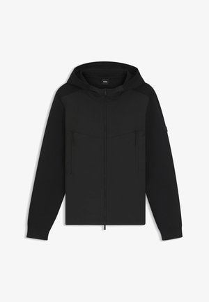 Schwarze Zip-Hoodie aus weichem Material, mit Kapuze, zwei Reißverschlusstaschen auf der Brust und gerippten Bündchen, in einem schlanken, minimalistischen Design.