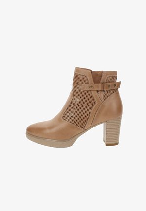 Bottine en cuir tan avec des panneaux perforés sur les côtés, un talon bloc et un détail de sangle réglable. Texture lisse avec un design épuré.