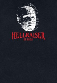 Maglietta grafica nera con una faccia bianca rovinata e spillata, sopra il testo rosso "HELLRAISER DEADER" in un font ad arco.