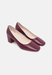 Décolleté in pelle bordeaux con punta quadrata, tacco largo medio e texture liscia. L'interno è di colore chiaro, evidenziando la semplicità del design.