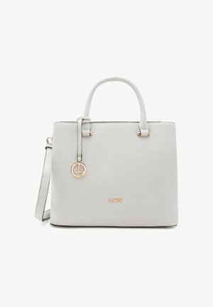 Bolso blanco de cuero con textura, asas superiores, correa de hombro desmontable, colgante con el logotipo dorado y placa de la marca dorada en la parte delantera.