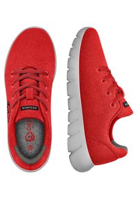 Baskets rouges en feutre avec des lacets gris et une surface texturée, présentant une épaisse semelle blanche et un détail de logo près de la languette.