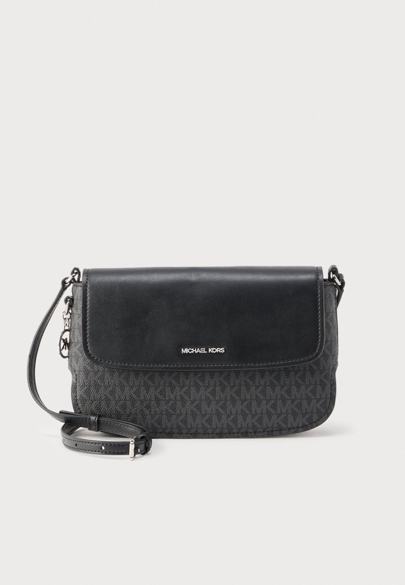 Μαύρη δερμάτινη τσάντα χιαστί με ανάγλυφο σχέδιο μονόγραμμα MK, μαγνητικό κλείσιμο με καπάκι, ρυθμιζόμενο ιμάντα και ασημένιες μεταλλικές λεπτομέρειες.