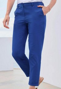 Blauwe broeken van glad materiaal, met een voorzak en lusjes voor een riem. De broek is taps toelopend en eindigt net boven de enkel.