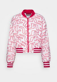 Zkrácená bombarďák bunda v bílé barvě s růžovým zigzag vzorem. Obsahuje červený žebrovaný límec a manžety, a přední zip s dvěma bočními kapsami.