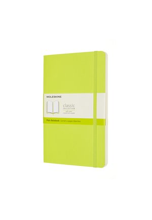 Quaderno classico Moleskine, copertina verde morbida, chiusura con elastico, pagine bianche lisce, forma rettangolare, branding semplice sull'etichetta.