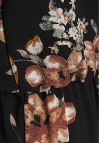 Sort stof med et blomstermønster, der har pink, orange og hvide blomster. Blødt tekstur med samlinger ved taljen for formgivning.